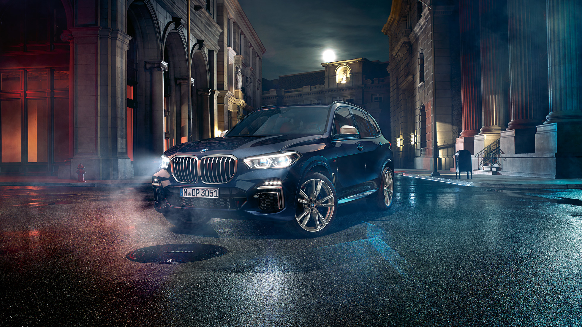 Farurile BMW X5 M50i şi M50d Imagine cu trei sferturi din partea frontală a BMW X5 M50i şi M50d, G05, în Negru Carbon metalizat cu faruri BMW Laserlight în formă de X