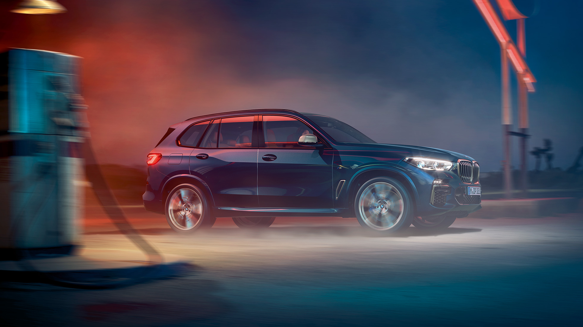Imagine din lateral cu BMW X5 M50i şi M50d Imagine din lateral cu BMW X5 M50i şi M50d, G05, în Negru Carbon metalizat cu jante M din aliaj uşor