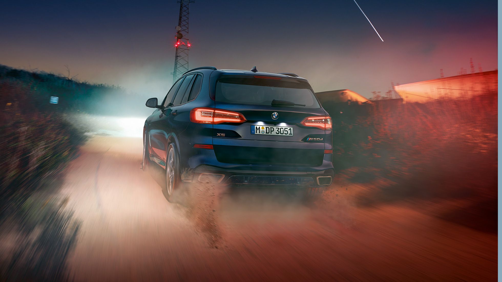 Imagine cu partea spate a BMW X5 M50d Imagine cu partea spate a BMW X5 M50d, G05, în Negru Carbon metalizat cu spoiler M pentru plafon