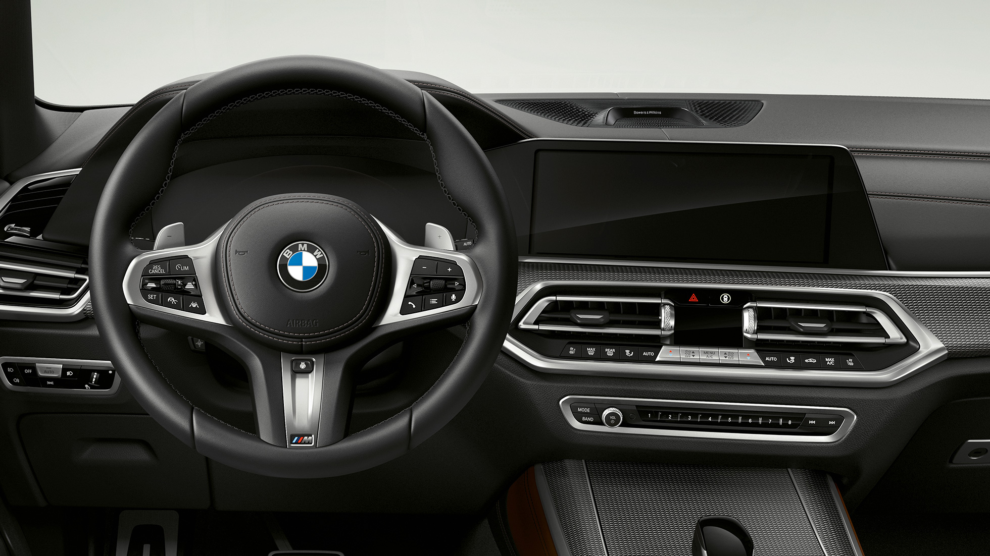 Volanul M îmbrăcat în piele al BMW X5 M50i şi M50d Habitaclul BMW X5 M50i şi M50d, G05, cu volan M îmbrăcat în piele