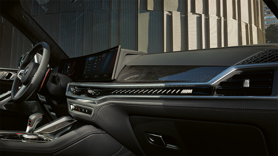 Imagini specifice M în BMW Curved Display al BMW X5 M Competition 2023