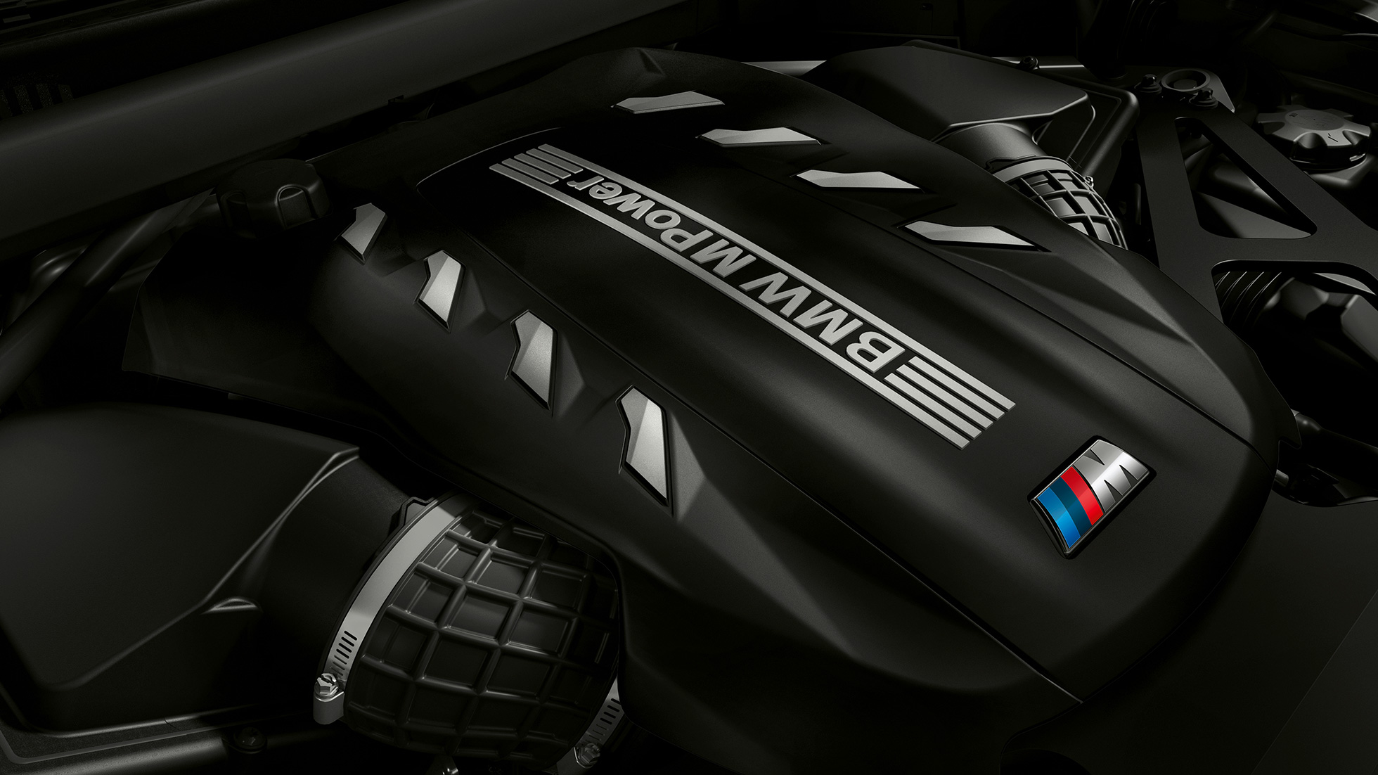 Motorul performant M TwinPower Turbo pe benzină cu 8 cilindri al BMW X6 M Competition Imagine în prim-plan cu motorul performant M TwinPower Turbo pe benzină cu 8 cilindri al BMW X6 M Competition, F96