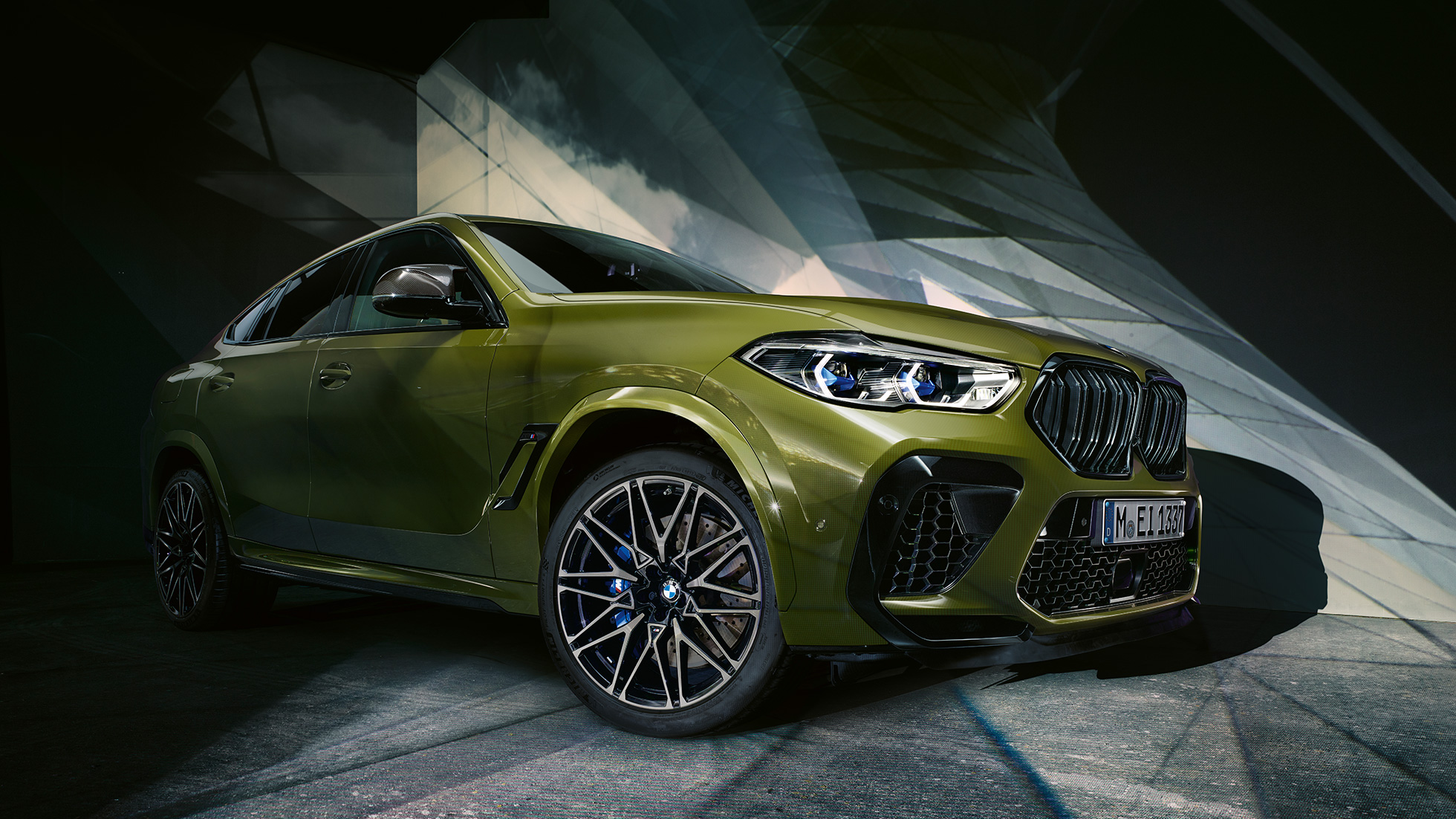 Designul exterior al BMW X6 M Competition Imagine din partea frontală cu designul exterior al BMW X6 M Competition, în Verde Urban de la BMW Individual, F96, 2020