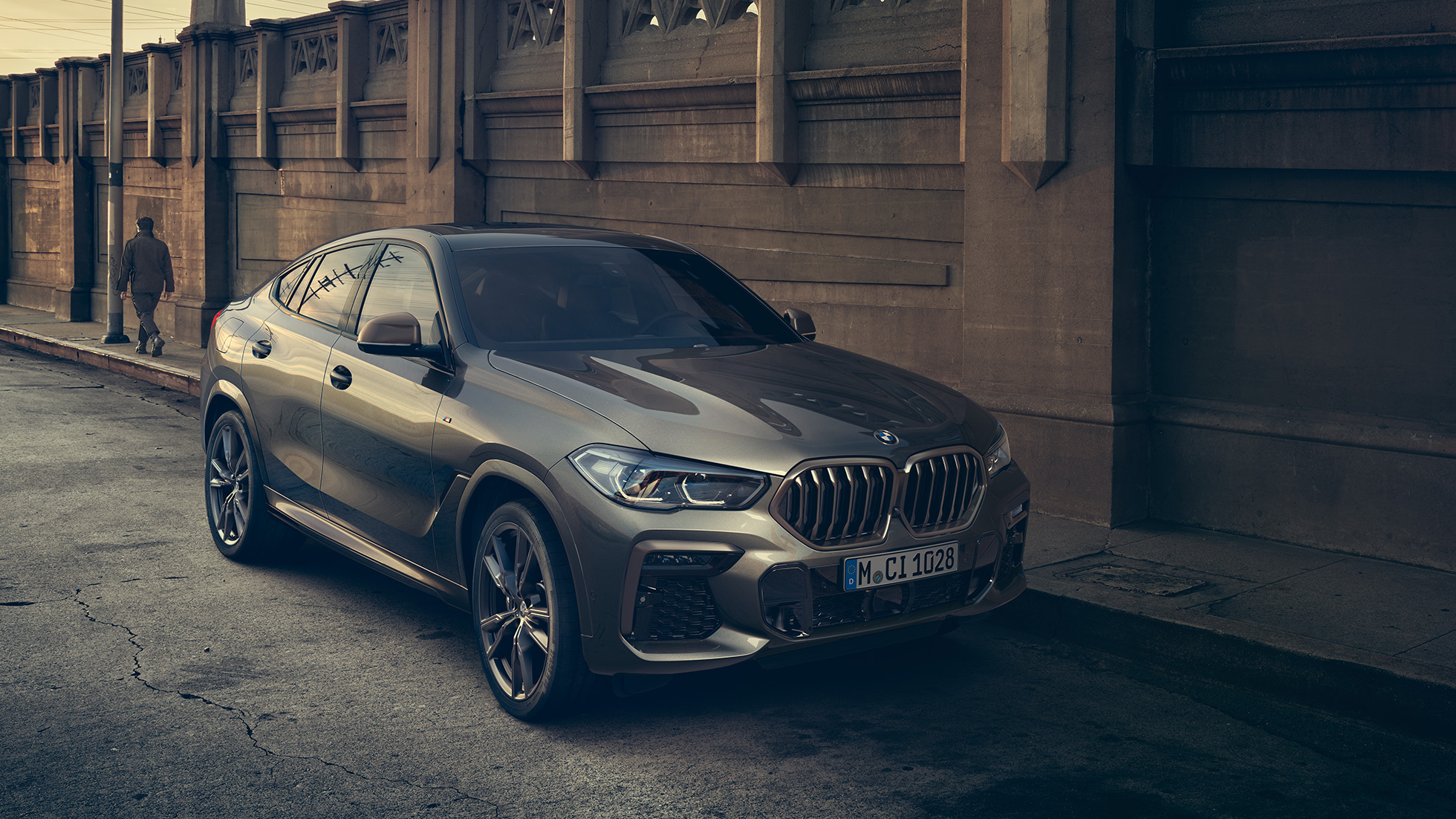 Motorul M TwinPower Turbo pe benzină cu 8 cilindri al BMW X6 M50i Imagine cu trei sferturi din partea laterală a BMW X6 M50i, G06, în Manhattan metalizat cu motor M TwinPower Turbo pe benzină cu 8 cilindri