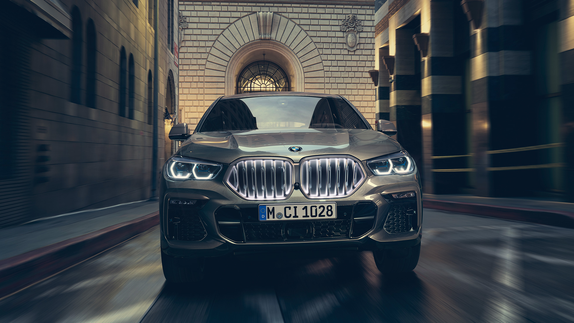 BMW X6 M50d cu motor M TwinPower Turbo diesel cu 6 cilindri Imagine cu partea frontală a BMW X6 M50d, G06, în Manhattan metalizat cu motor M TwinPower Turbo diesel cu 6 cilindri