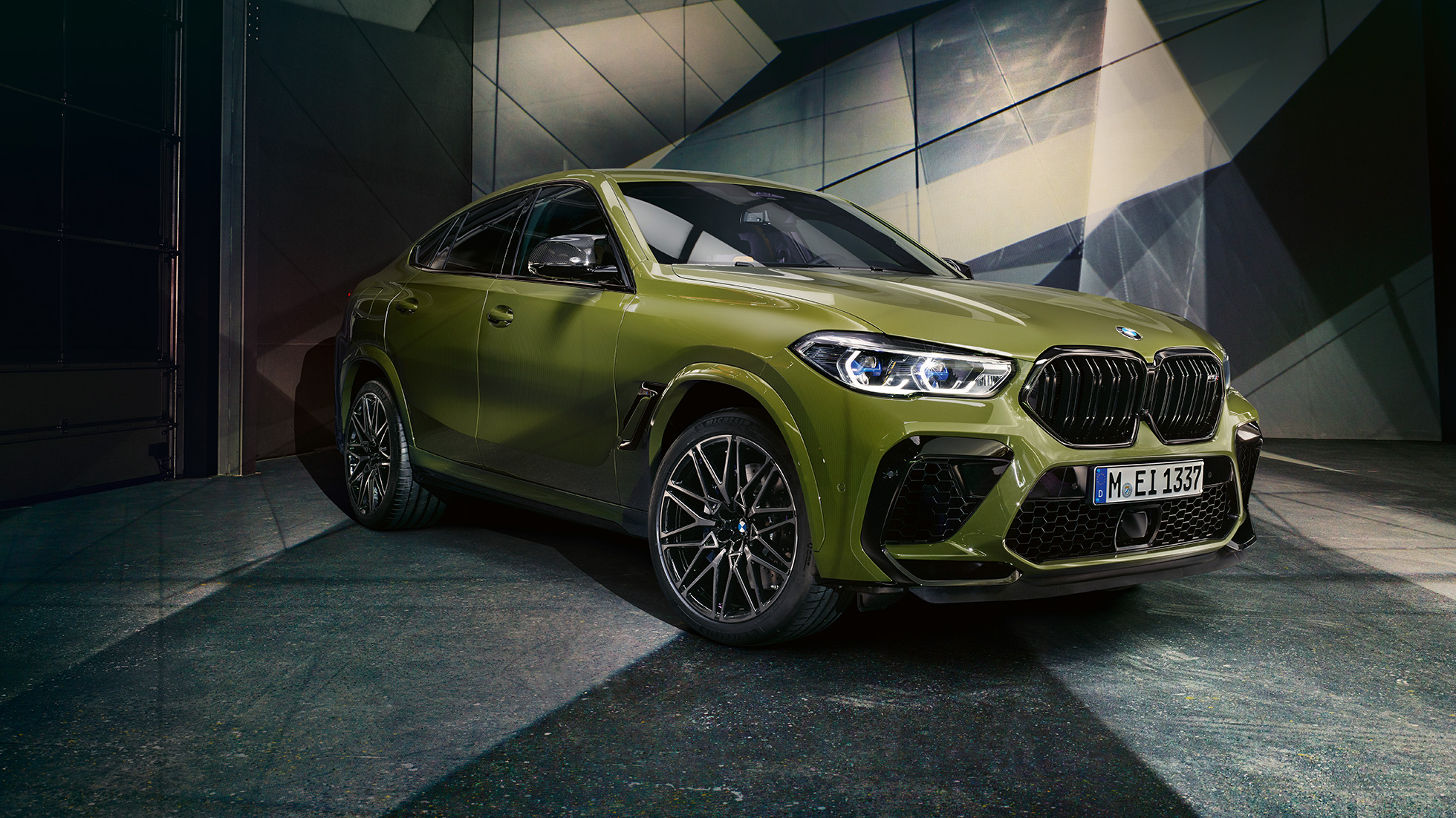 Grila dublă M a BMW X6 M Competition Imagine în prim-plan cu partea frontală a BMW X6 M Competition, F96, în Verde Urban de la BMW Individual, cu grilă dublă M