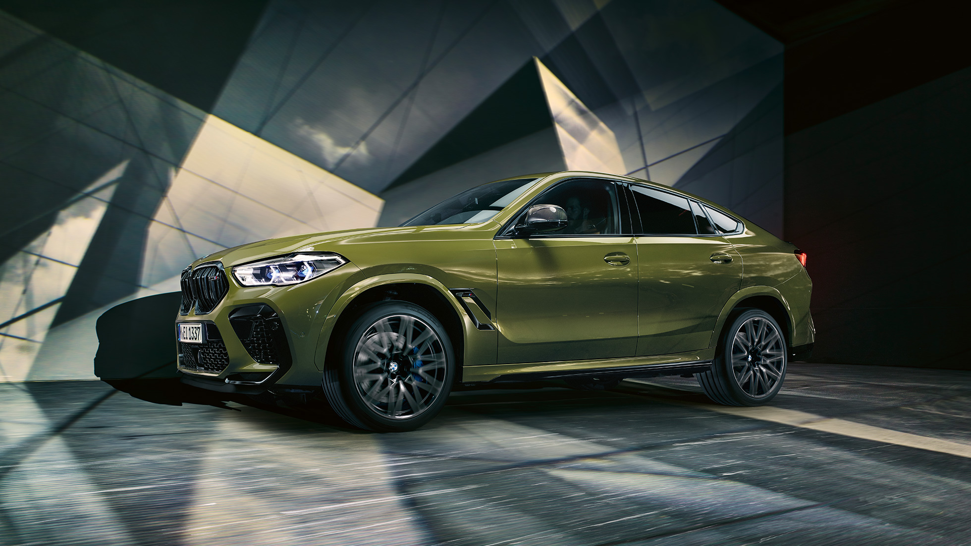 Imagine din lateral cu BMW X6 M Competition Imagine din lateral cu BMW X6 M Competition, F96, în Verde Urban de la BMW Individual, cu jante M din aliaj uşor