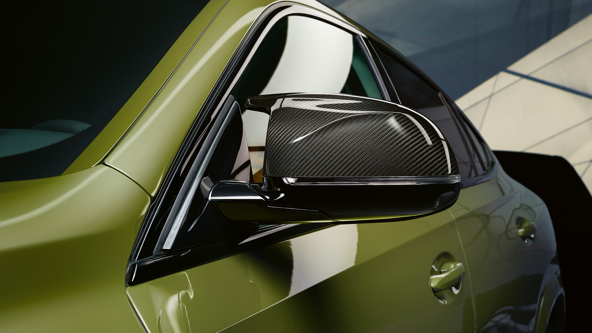 Imagine de la exterior a BMW X6 M Competition Imagine de la exterior cu capacele oglinzilor M Carbon ale BMW X6 M Competition