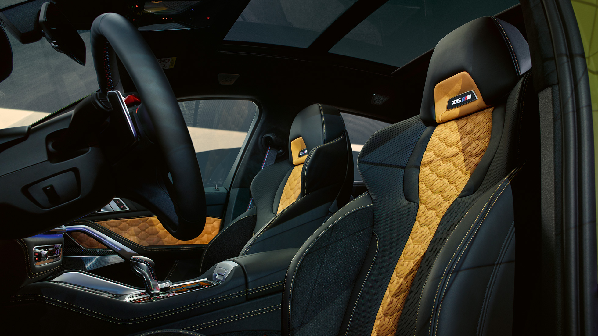 Scaunele M multifuncţionale ale BMW X6 M Competition Scaunele M multifuncţionale cu logo „X6 M” iluminat ale BMW X6 M Competition, F96