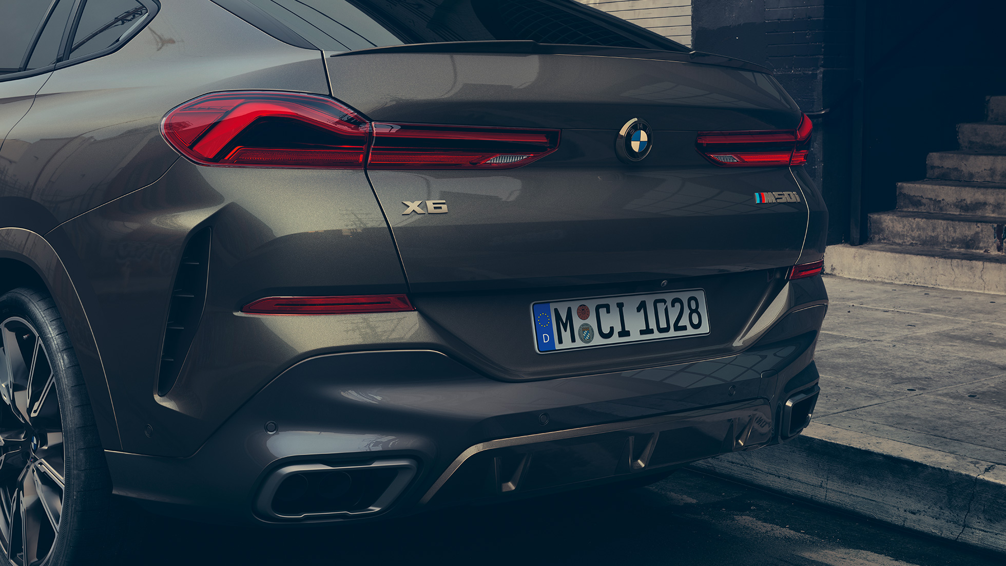 Imagine cu spatele BMW X6 M50i. Imagine în prim-plan cu spatele BMW X6 M50i.