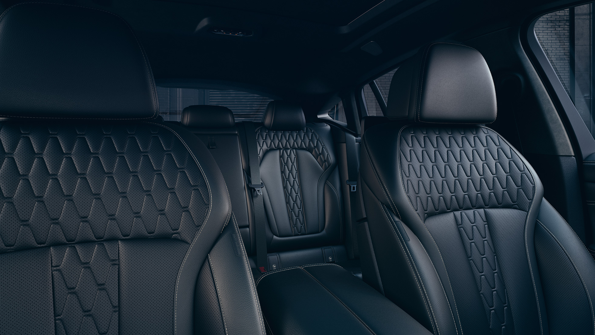 Scaunele sport ale BMW X6 M50i şi M50d. Imagine în prim-plan cu scaunele sport ale BMW X6 M50i şi M50d