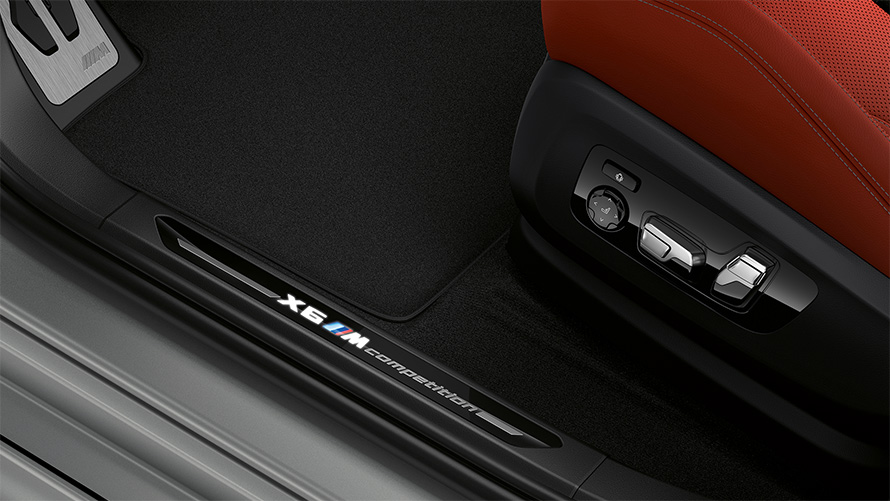 Pragurile iluminate ale BMW X6 M Competition 2023