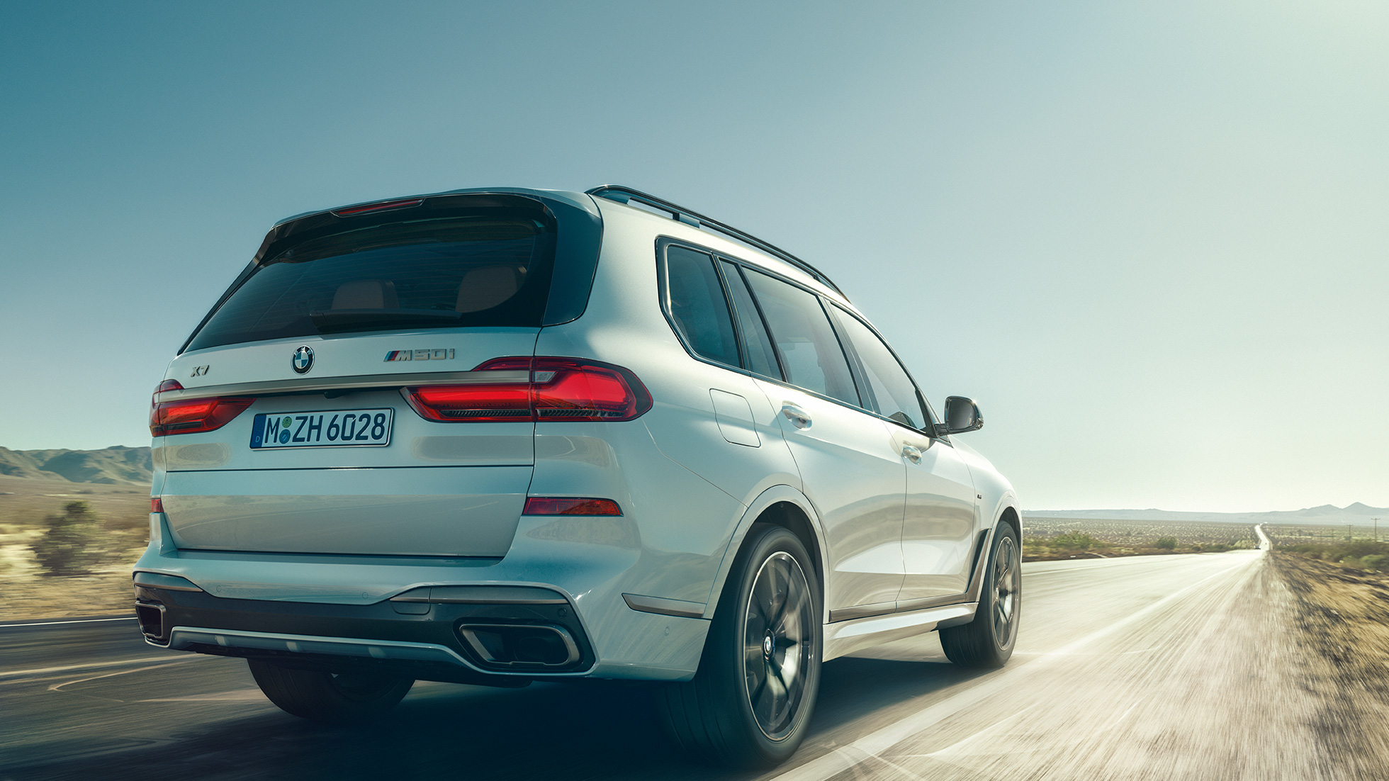 Imagine cu trei sferturi din partea spate a BMW X7 M50i Imagine cu trei sferturi din partea spate a BMW X7 M50i în Alb Mineral, G07, 2019