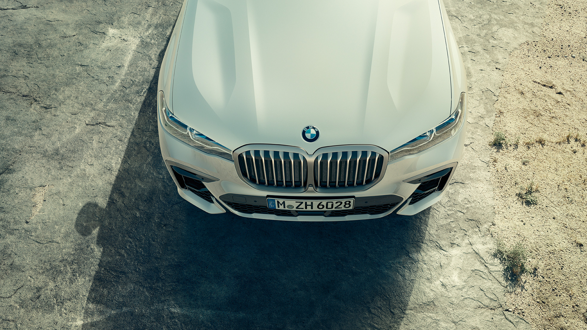 Imagine cu partea frontală a BMW X7 M cu grila BMW Imagine de sus cu partea frontală şi capota modelelor BMW X7 M M50d şi M50i, G07, 2019