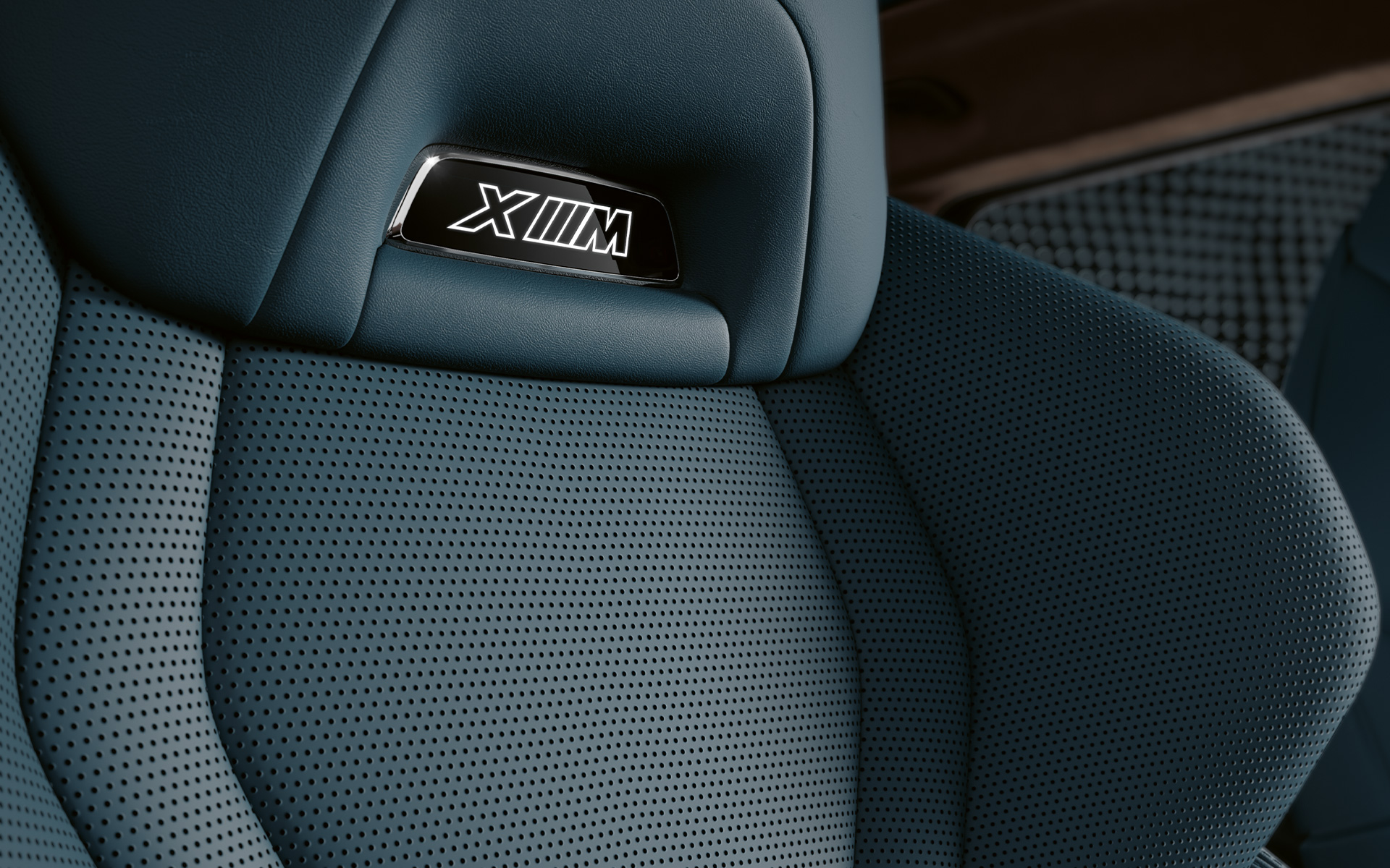BMW XM, scaune multifuncţionale cu emblema M iluminată BMW XM, scaune multifuncţionale cu emblema M iluminată