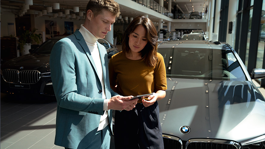 Angajat BMW Service &icirc;nt&acirc;mpin&acirc;nd clientul BMW iX3 G08 2021