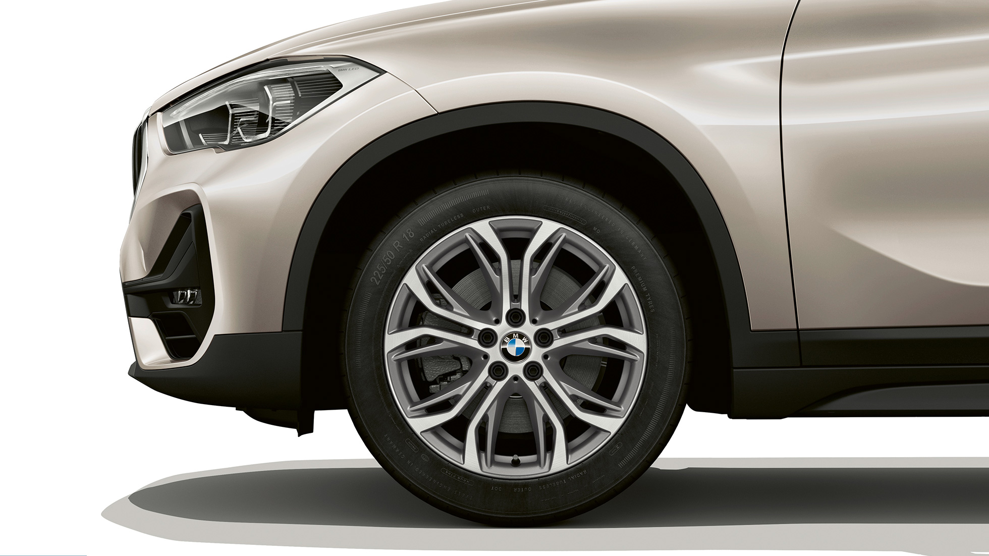 Jante din aliaj uşor, BMW X1, Model Advantage Imagine din lateral cu BMW X1, model Advantage cu prim-plan pe jantele din aliaj uşor