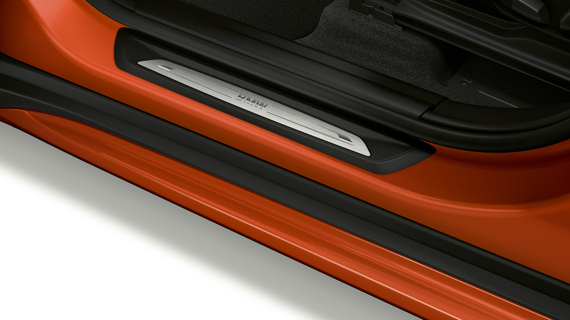 Praguri portiere BMW X1, Model Sport Line Imagine din lateral cu BMW X1, Model Sport Line cu prim-plan pe pragurile portierelor