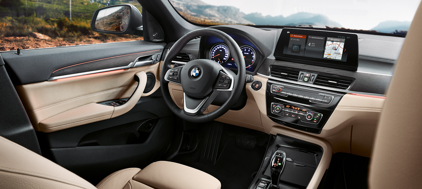 Habitaclul BMW X1 Interiorul BMW X1 cu accent pe habitaclu
