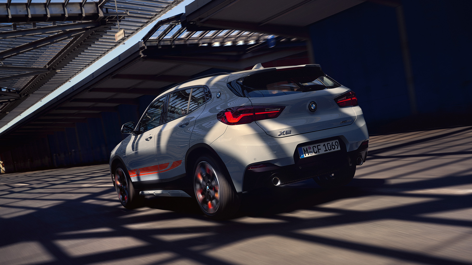 Imagine cu trei sferturi din partea laterală a BMW X2, F39 Imagine cu trei sferturi din partea laterală a BMW X2, F39, 2018, în Auriu Galvanic metalizat