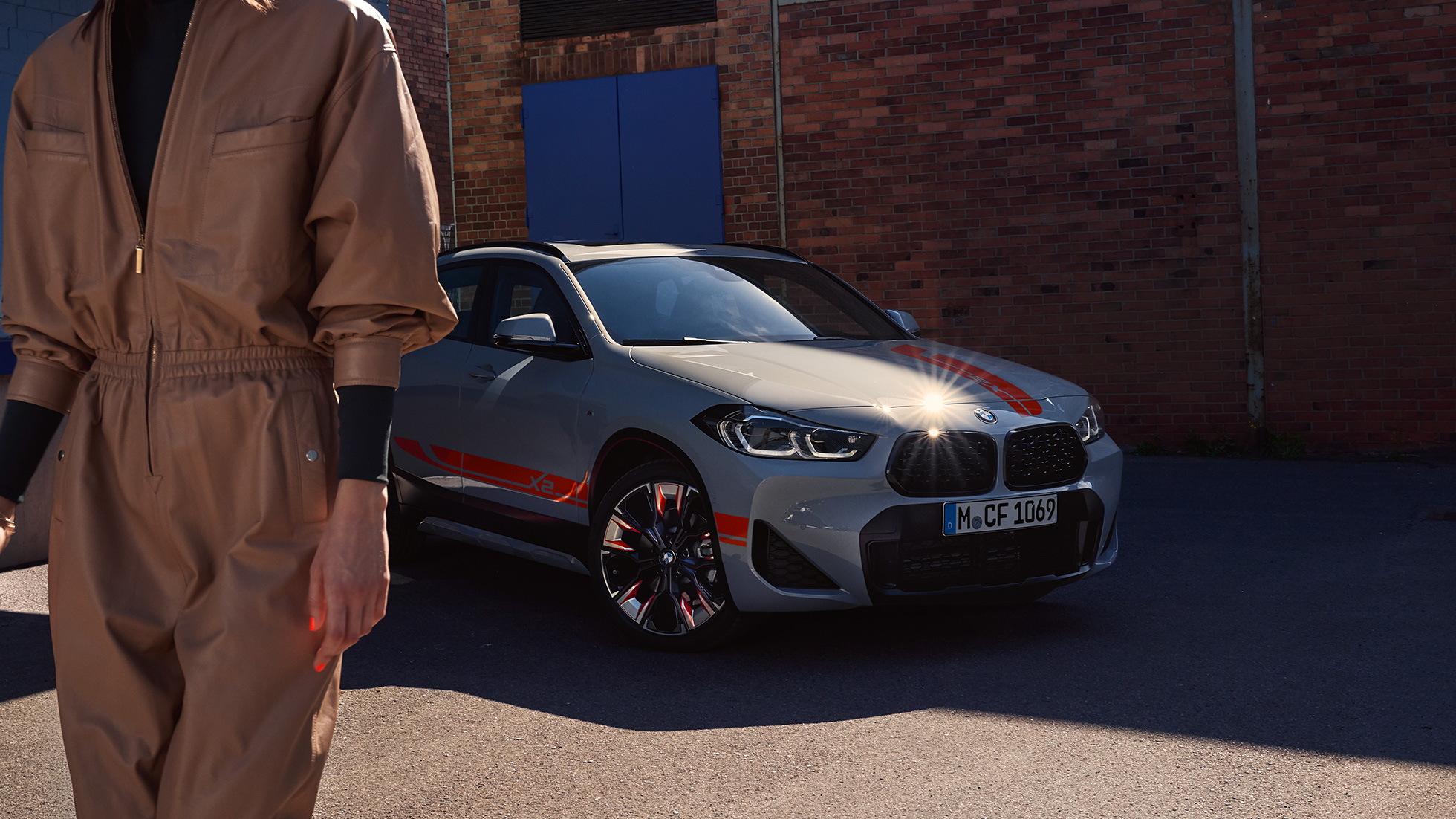 Grila dublă a BMW X2, F39 Imagine în prim-plan cu grila dublă a BMW X2, F39, 2018, în Auriu Galvanic metalizat