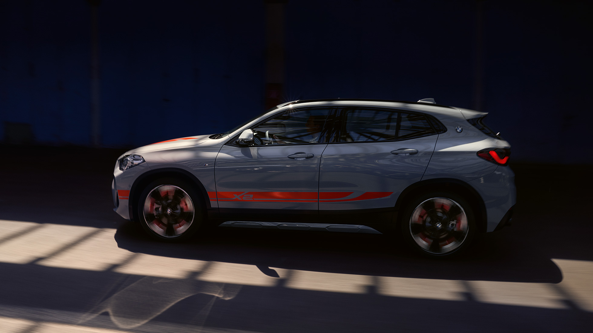 Imagine cu partea laterală a BMW X2, F39 Imagine cu partea laterală a BMW X2, F39, 2018, în Auriu Galvanic metalizat