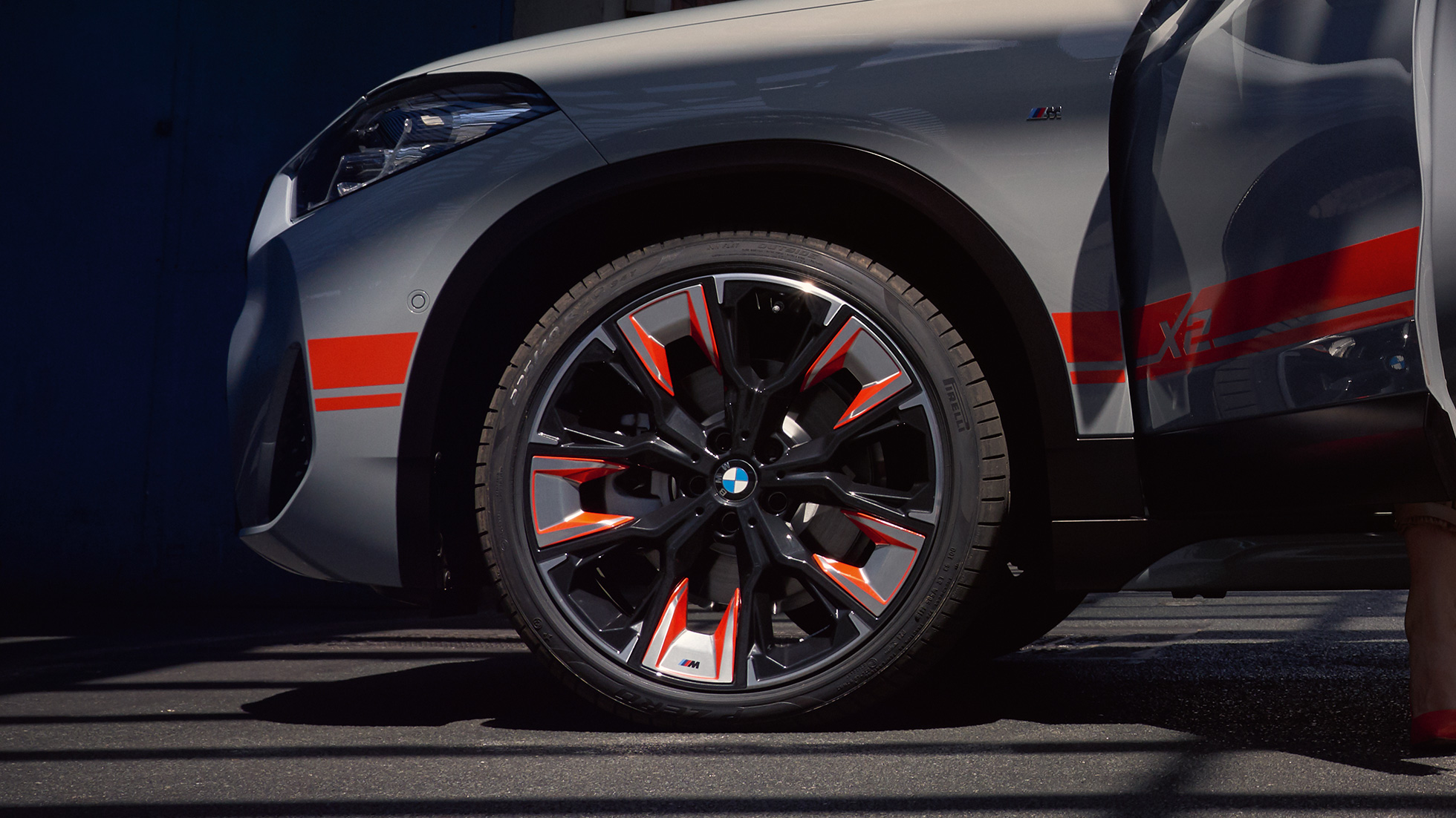 Imagine cu jantele din aliaj uşor ale BMW X2, F39, 2018 Imagine în prim-plan cu jantele din aliaj uşor ale BMW X2, F39, 2018, în Auriu Galvanic metalizat