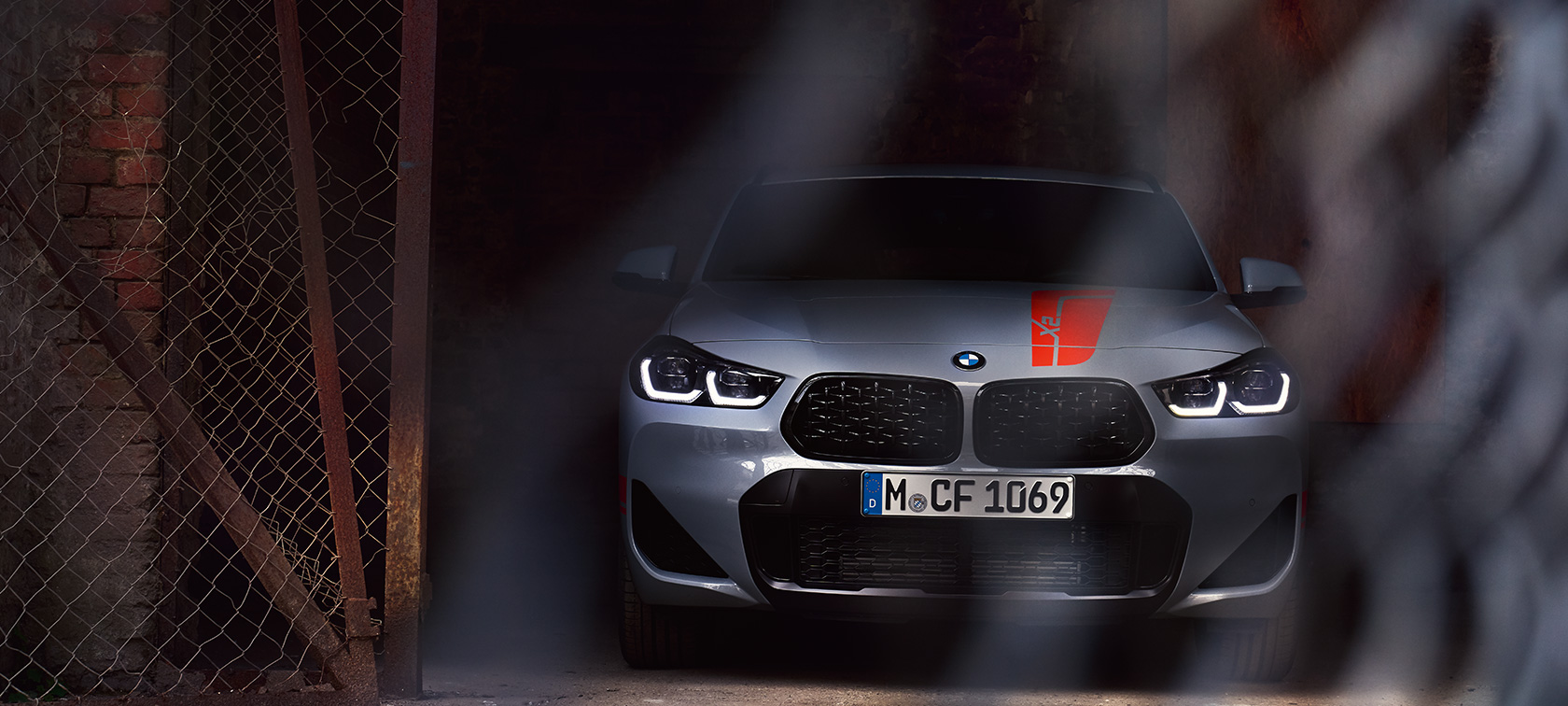 Imagine cu trei sferturi din partea frontală a BMW X2, F39 Imagine cu trei sferturi din partea frontală a BMW X2, F39, 2018, în Auriu Galvanic metalizat