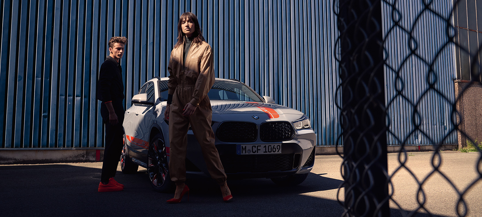 Imagine cu partea laterală a BMW X2, F39 Imagine cu partea laterală a BMW X2, F39, 2018, în Auriu Galvanic metalizat