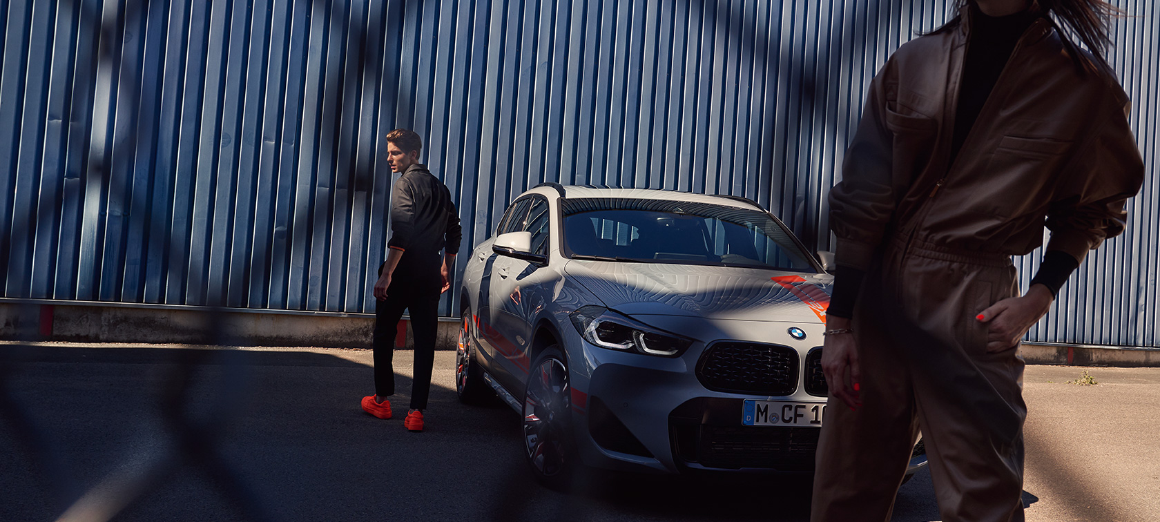 Imagine cu trei sferturi din partea laterală a BMW X2, F39 Imagine cu trei sferturi din partea laterală a BMW X2, F39, 2018, în Auriu Galvanic metalizat