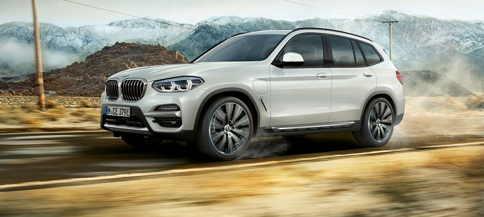 BMW X3 xDrive30e într-un viraj BMW X3 xDrive30e într-un viraj