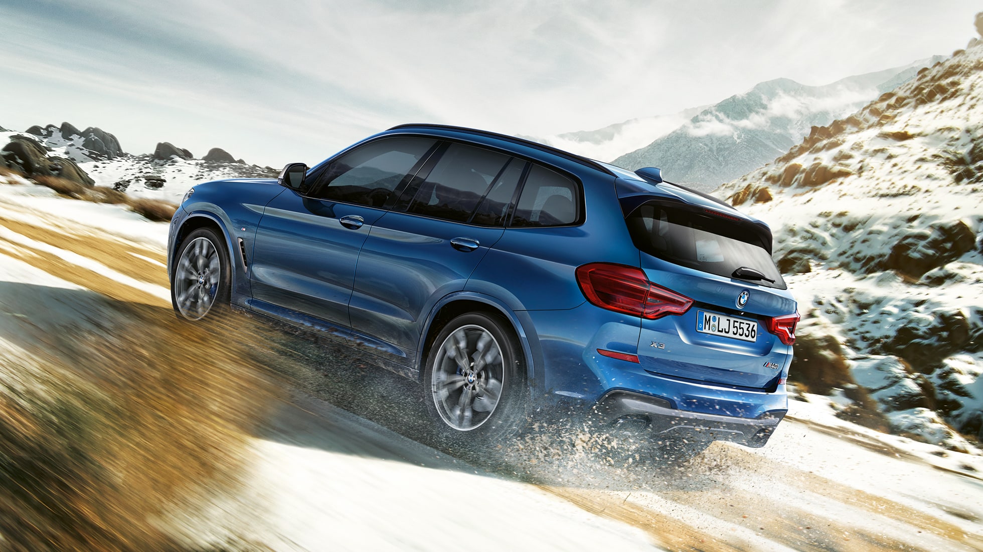 Imagine cu BMW X3 M40i urcând un Imagine cu BMW X3 M40i urcând un deal