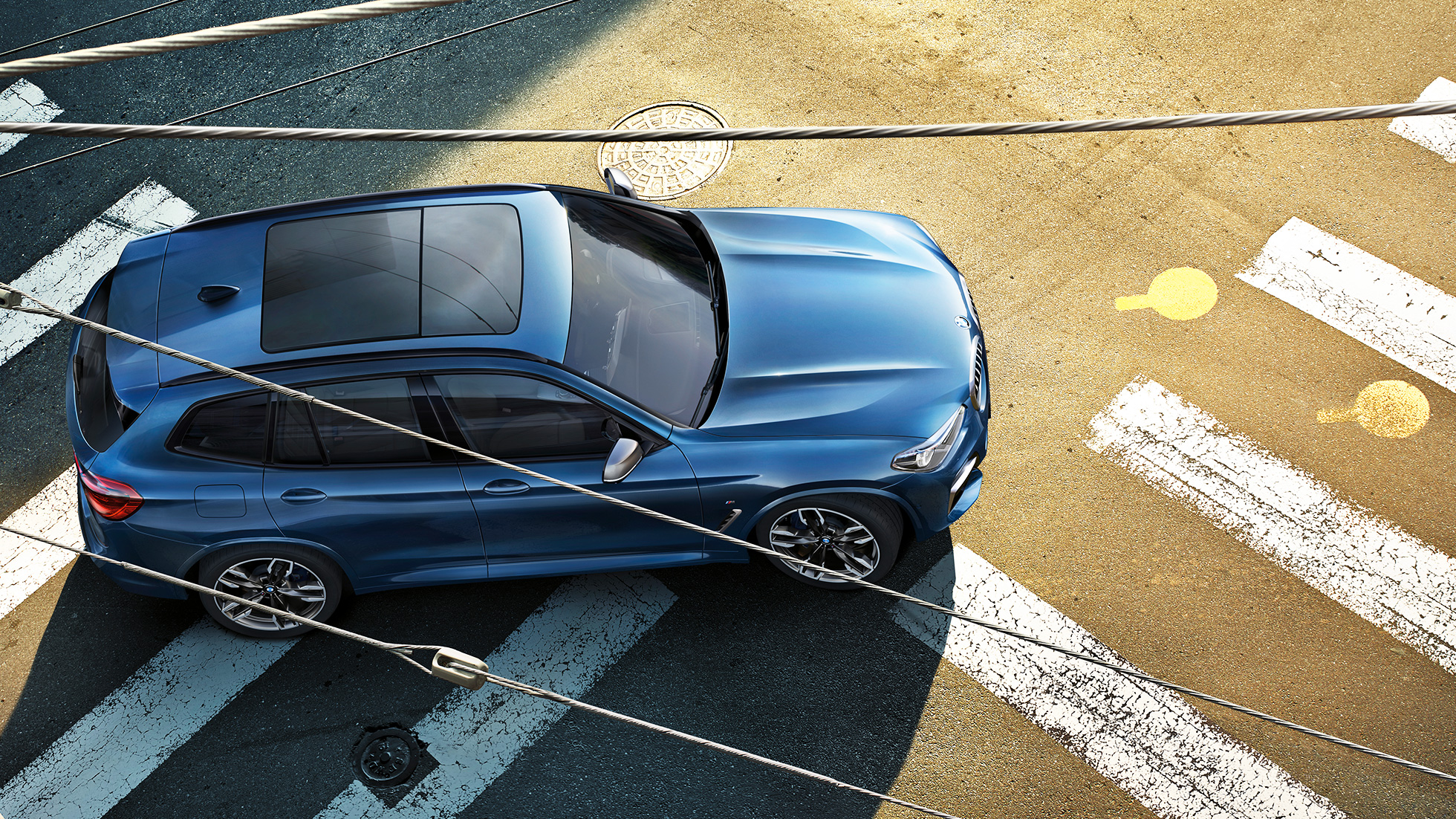 Perspectivă de sus a plafonului şi a capotei BMW X3 M40i Perspectivă de sus a plafonului şi a capotei BMW X3 M40i