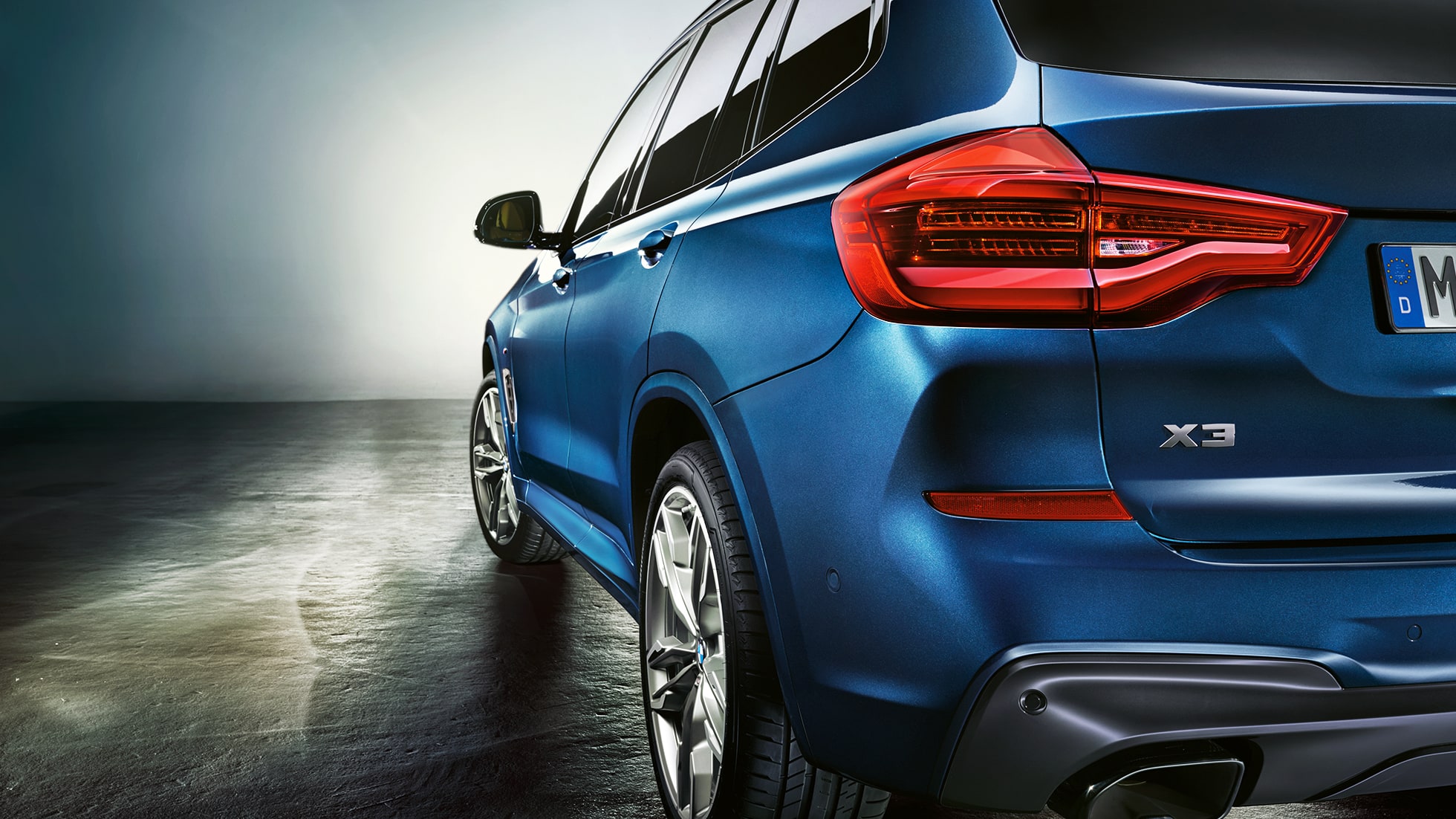 Imagine cu trei sferturi din partea spate a BMW X3 M40i cu stopuri cu tehnologie LED Imagine cu trei sferturi din partea spate a BMW X3 M40i cu stopuri cu tehnologie LED