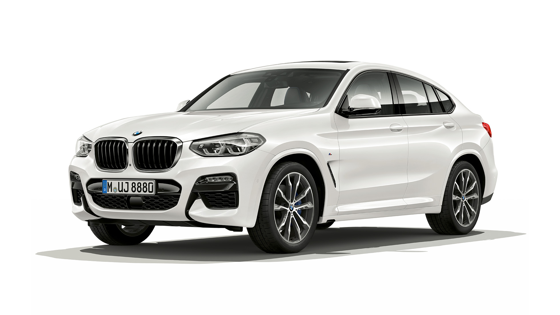Trei sferturi din partea frontală a BMW X4, cu pachet M Sport Imagine cu trei sferturi din partea frontală BMW X4 xDrive30i, G02, 2018, în Alb Alpine, cu pachet M Sport