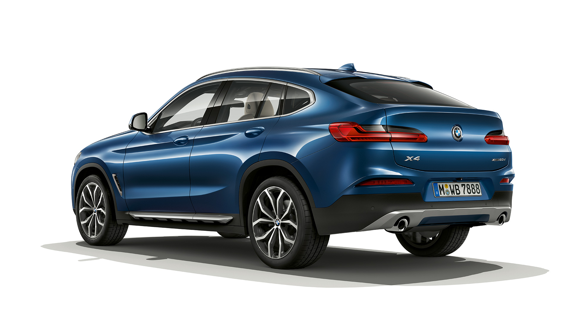 Trei sferturi din partea spate a BMW X4, model xLine Imagine cu trei sferturi din partea spate a BMW X4 xDrive20d, model xLine, G02, 2018, în Albastru Phytonic