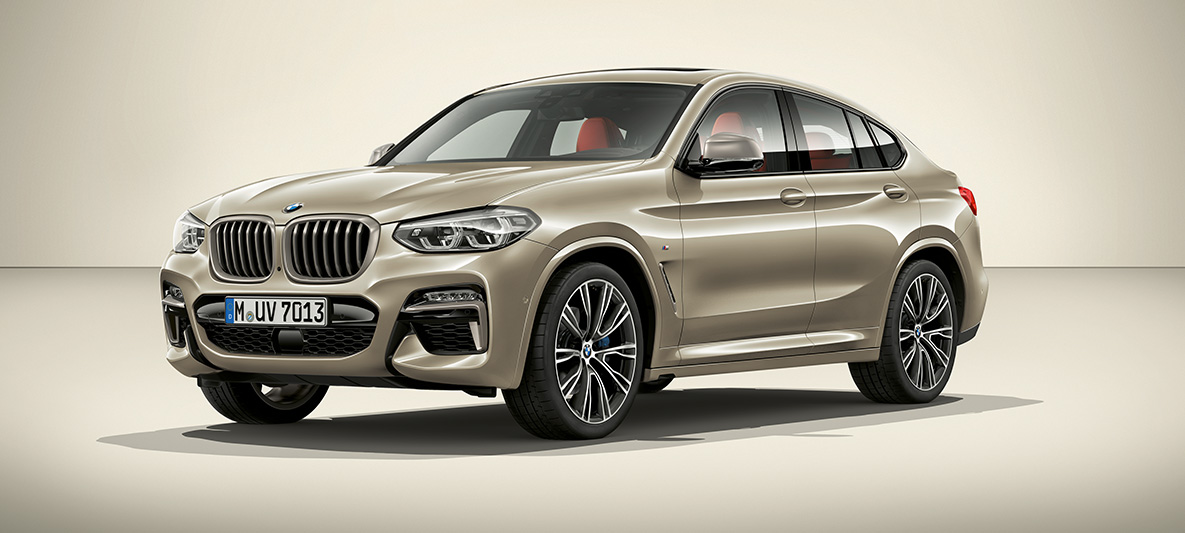BMW X4 în Sun Stone metalizat, cu pachet BMW Individual Imagine cu trei sferturi din partea laterală a BMW X4, G02, 2018, în Sun Stone metalizat, cu pachet BMW Individual