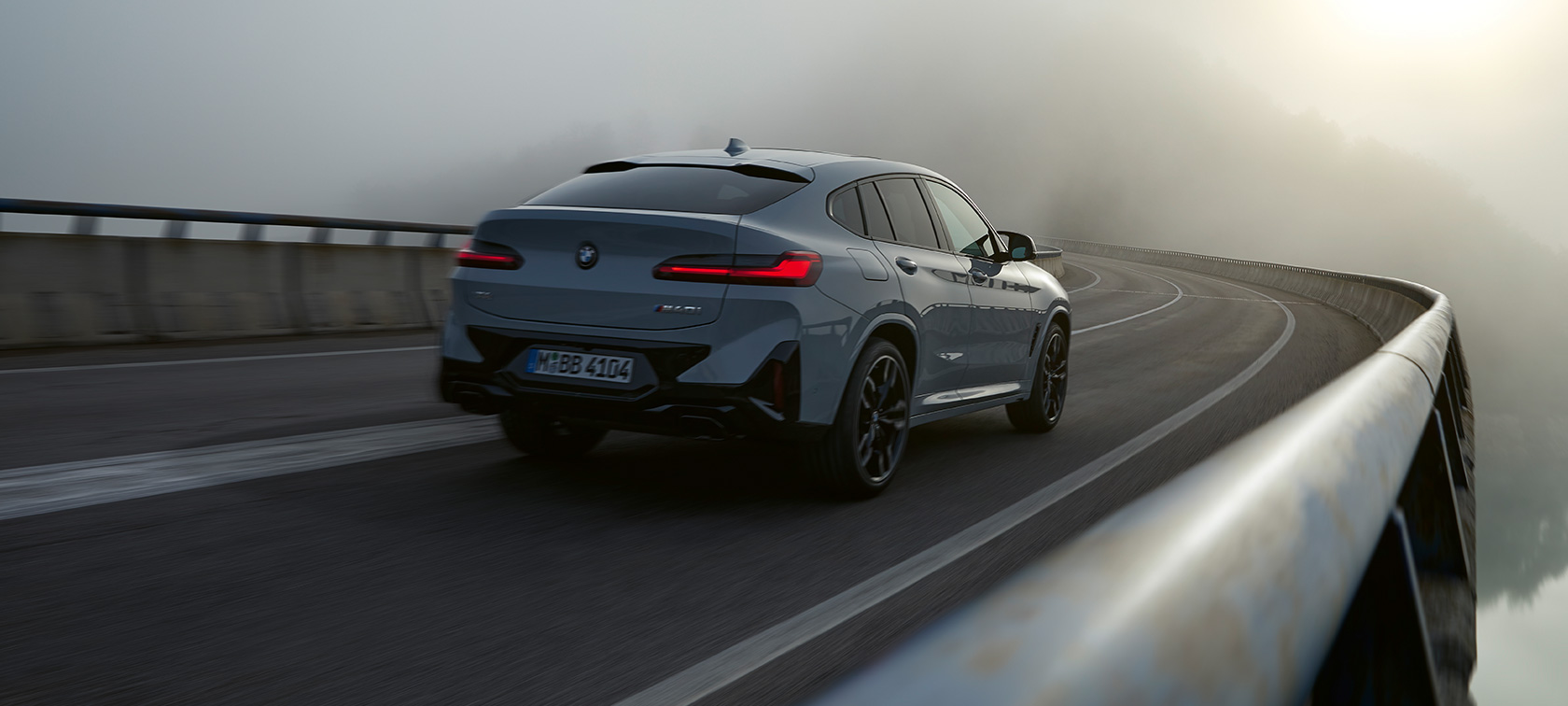 Servicii financiare BMW X4 G02 2021 Imagine cu trei sferturi din partea din spate a unui BMW X4 G02 2021 în Gri Brooklyn, în mers, Servicii financiare