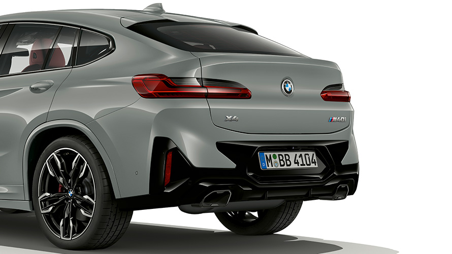 Designul din spate al BMW X4 G02 2021, în Gri Brooklyn. Partea din spate a noului BMW X4 transmite un semnal de autoritate şi sportivitate. Noul design al stopurilor cu LED conferă automobilului un aspect şi mai memorabil, iar ţevile de eşapament late şi exclusiviste subliniază modernitatea acestui Sports Activity Coupé progresist. Împreună cu protecţia şasiului reproiectată, situată între ţevile de eşapament, partea din spate a noului BMW X4 conferă automobilului un aspect modern şi puternic. Imagine în prim plan cu designul din spate al BMW X4 G02 2021 în Gri Brooklyn