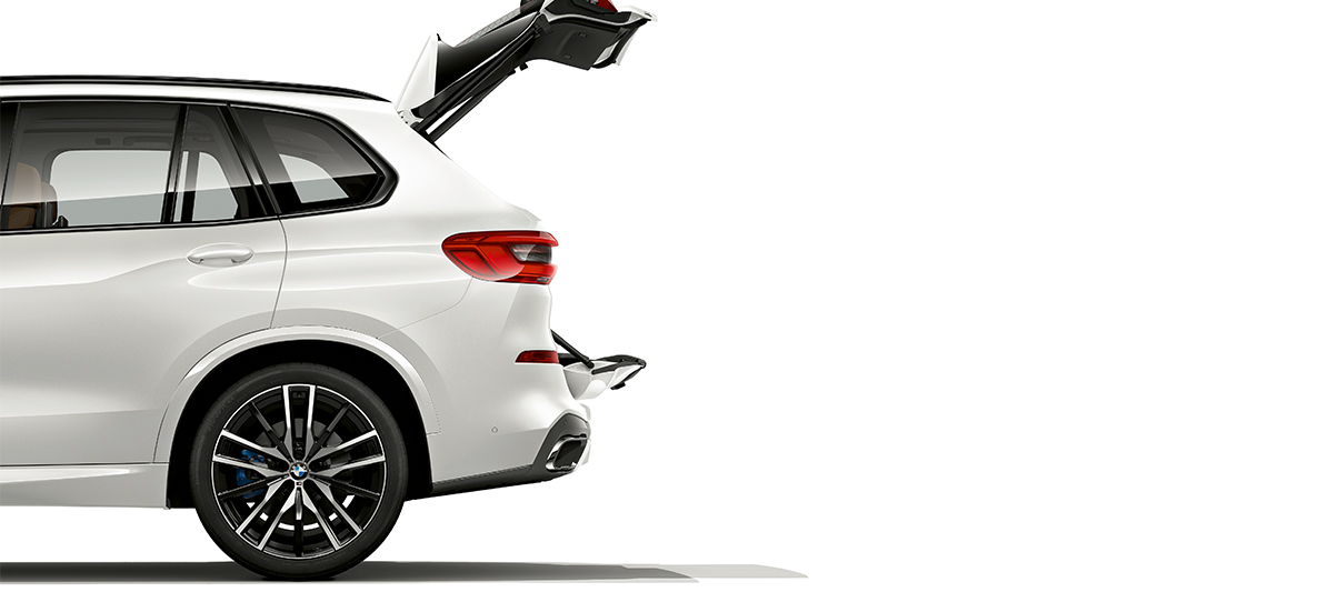 BMW X5 cu hayonul deschis Perspectivă laterală a BMW X5, ambele secţiuni ale hayonului sunt deschise