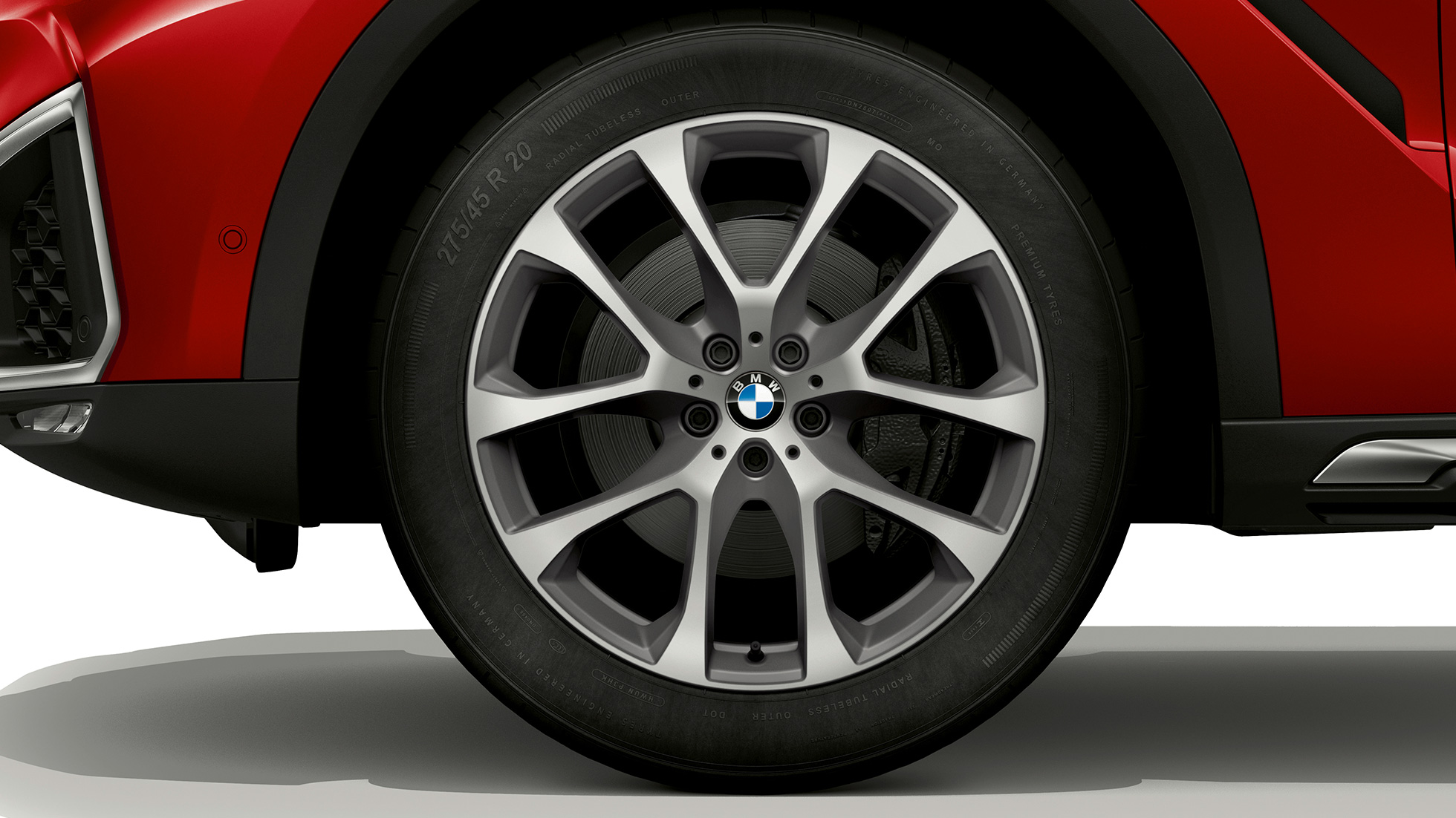 Janta din aliaj uşor a modelului BMW X6, xLine. Imagine în prim-plan cu janta din aliaj uşor a modelului BMW X6, xLine.