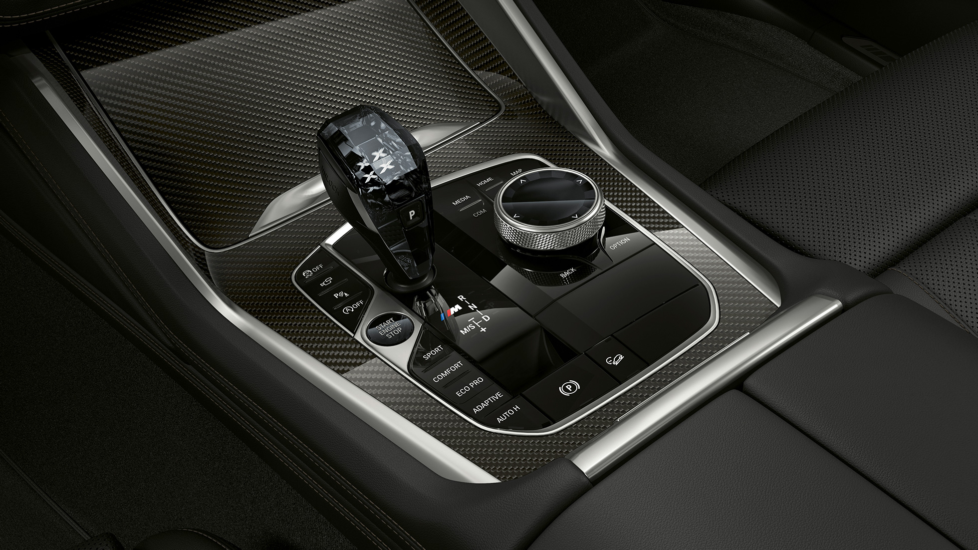 Consola centrală a modelului BMW X6, xLine. Imagine din interior în prim-plan cu consola centrală a modelului BMW X6, xLine.