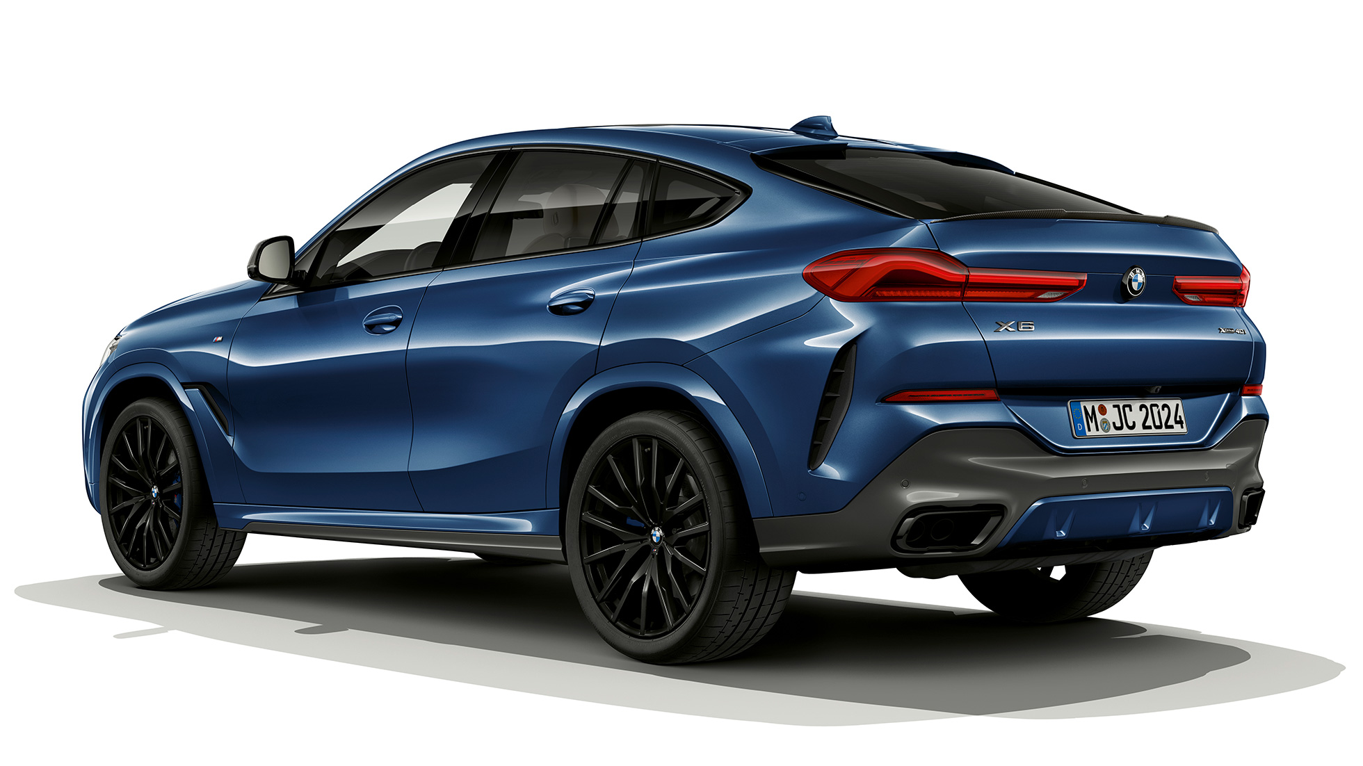 Spatele modelului BMW X6 cu pachet M Sport. Imagine cu trei sferturi din spatele modelului BMW X6 cu pachet M Sport.