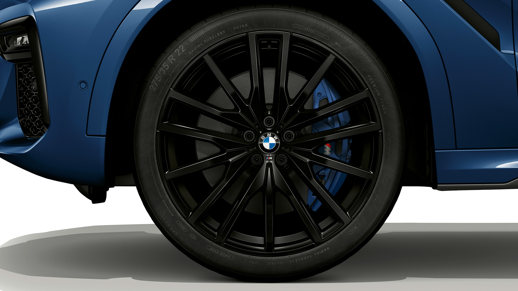 Janta din aliaj uşor a modelului BMW X6 cu pachet M Sport. Imagine în prim-plan cu janta din aliaj uşor a modelului BMW X6 cu pachet M Sport.