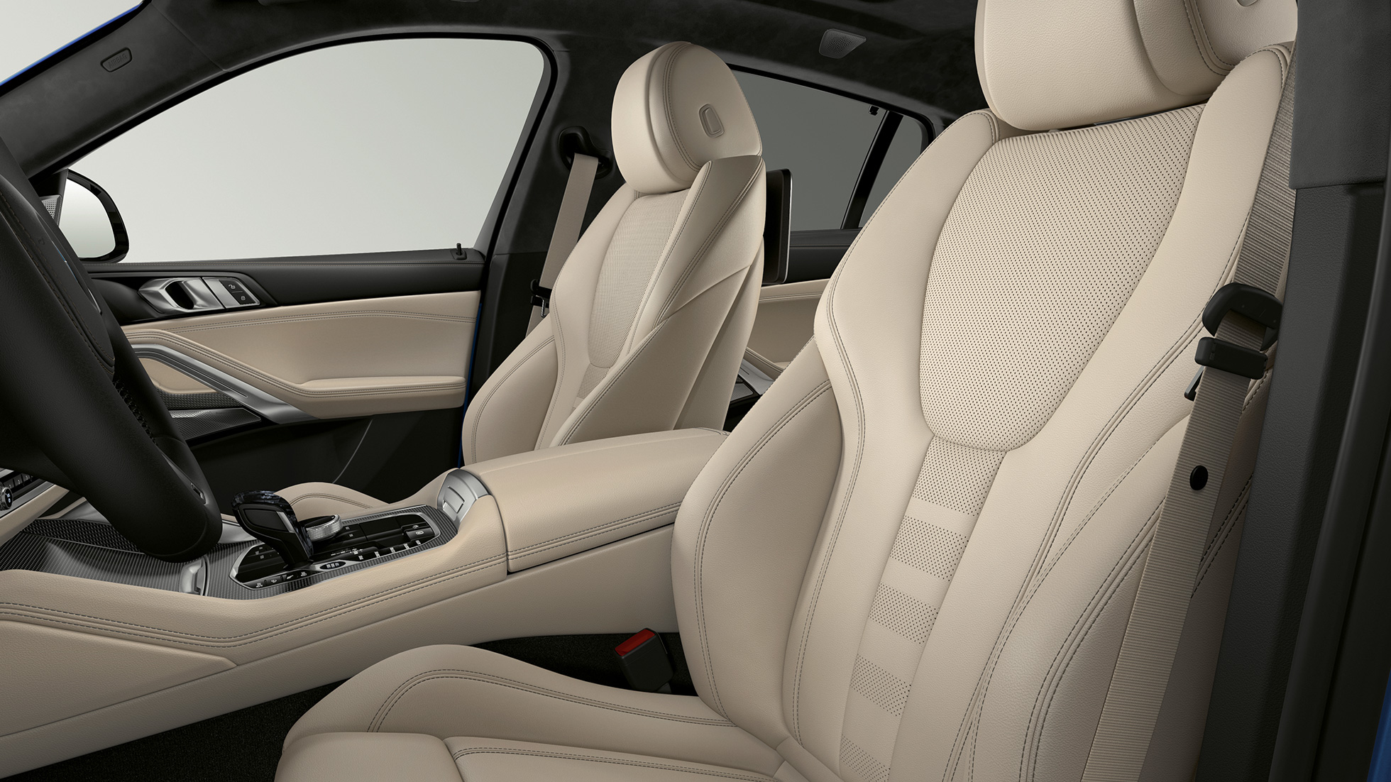 Tapiţeria modelului BMW X6 cu pachet M Sport. Imagine în prim-plan cu tapiţeria modelului BMW X6 cu pachet M Sport.