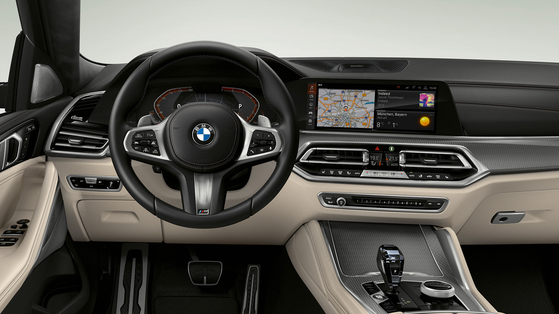 Habitaclul modelului BMW X6 cu pachet M Sport. Imagine în prim-plan cu habitaclul modelului BMW X6 cu pachet M Sport.