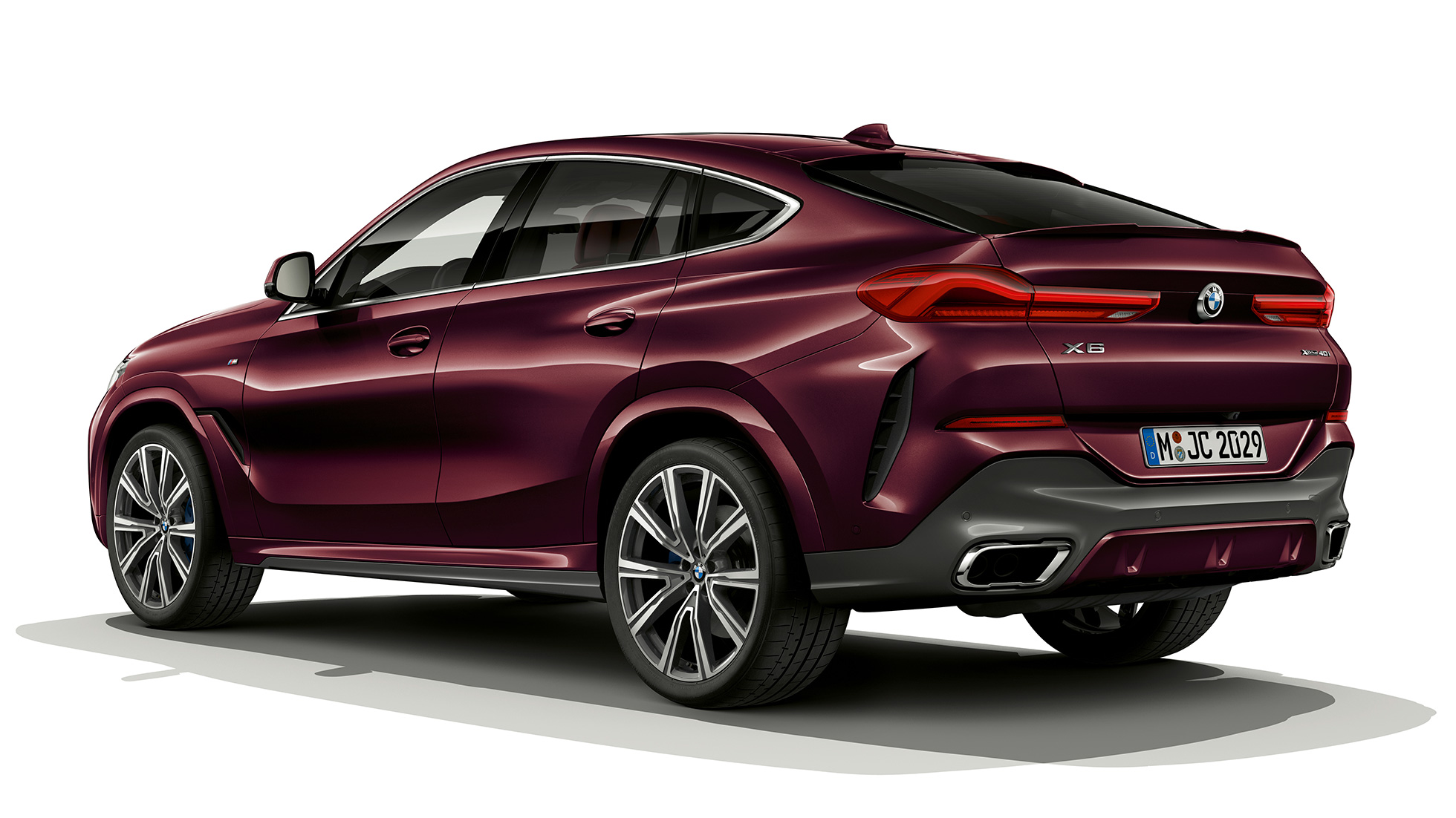 Spatele modelului BMW X6 cu pachet BMW Individual. Imagine cu trei sferturi din spatele modelului BMW X6 cu pachet BMW Individual.