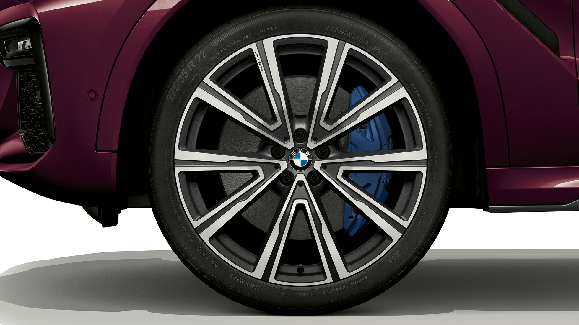 Janta din aliaj uşor a modelului BMW X6 cu pachet BMW Individual. Imagine în prim plan cu janta din aliaj uşor a modelului BMW X6 cu pachet BMW Individual.