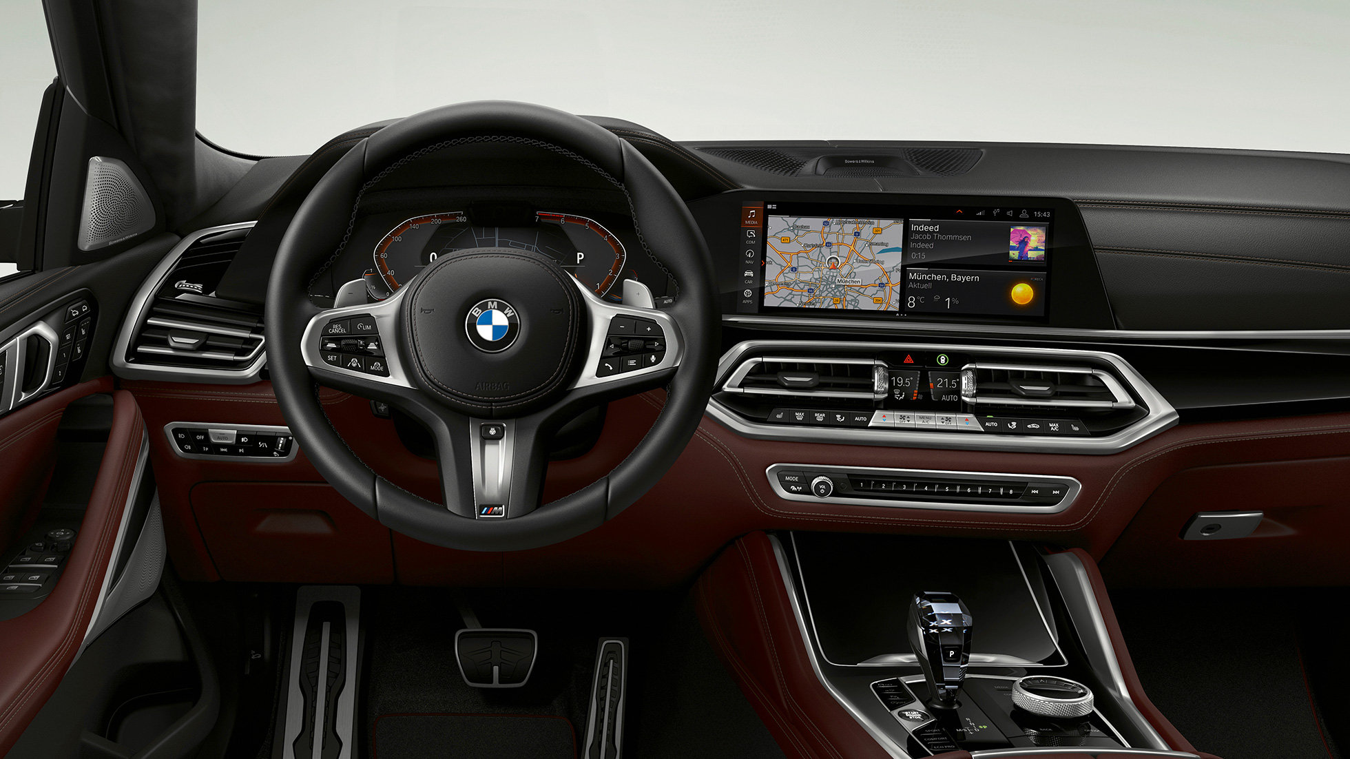 Habitaclul modelului BMW X6 cu pachet BMW Individual. Imagine în prim-plan cu habitaclul BMW X6 cu pachet BMW Individual.
