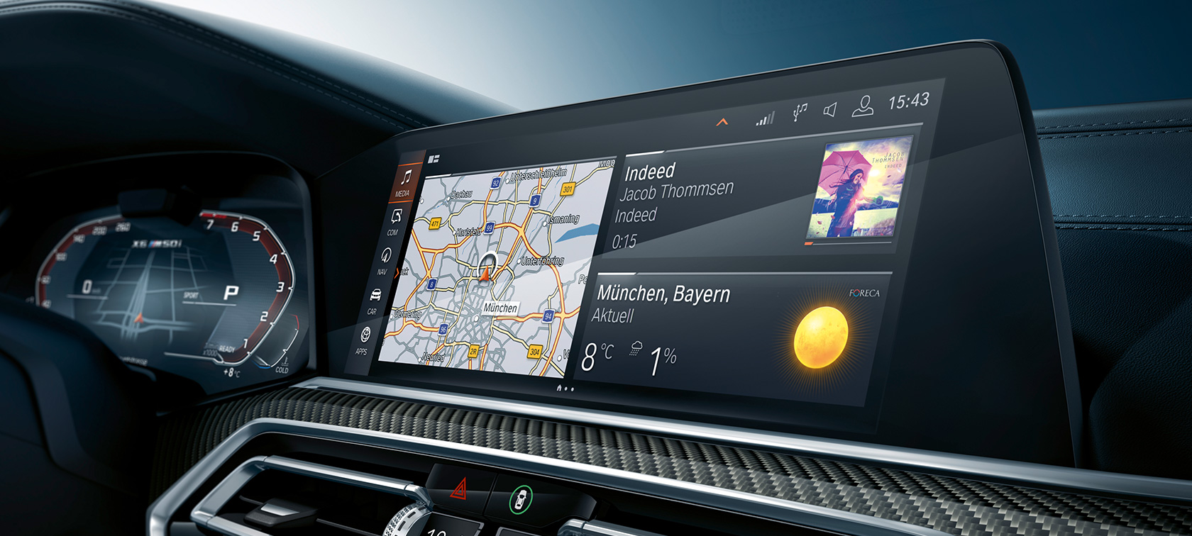 Habitaclul cu Head-Up Display. Imagine din habitaclul BMW X6 cu Head-Up Display.